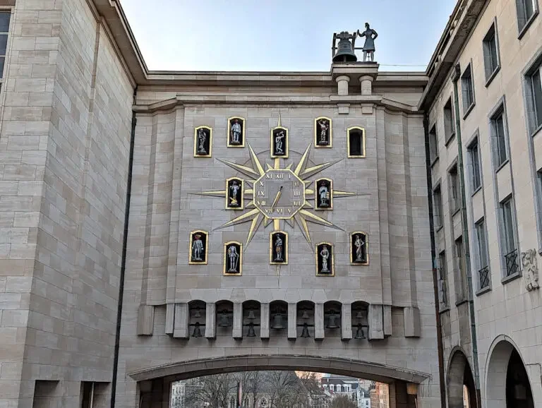 Visual for this record: Brussels named six gatekeepers with a compliance clock